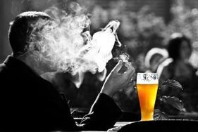 Alcohol consumption stimulates the urge to smoke